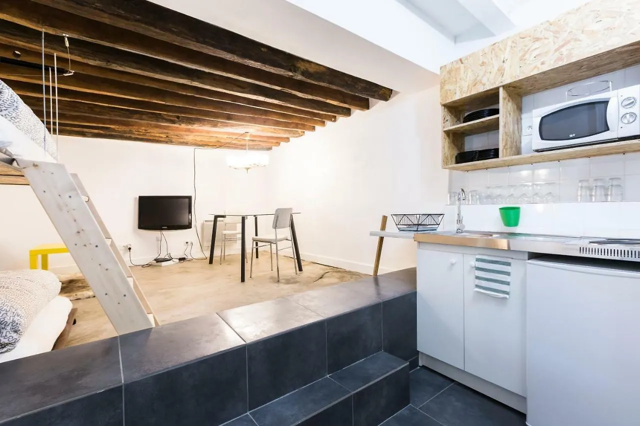 Charming 20m² Near Le Marais * Paryż