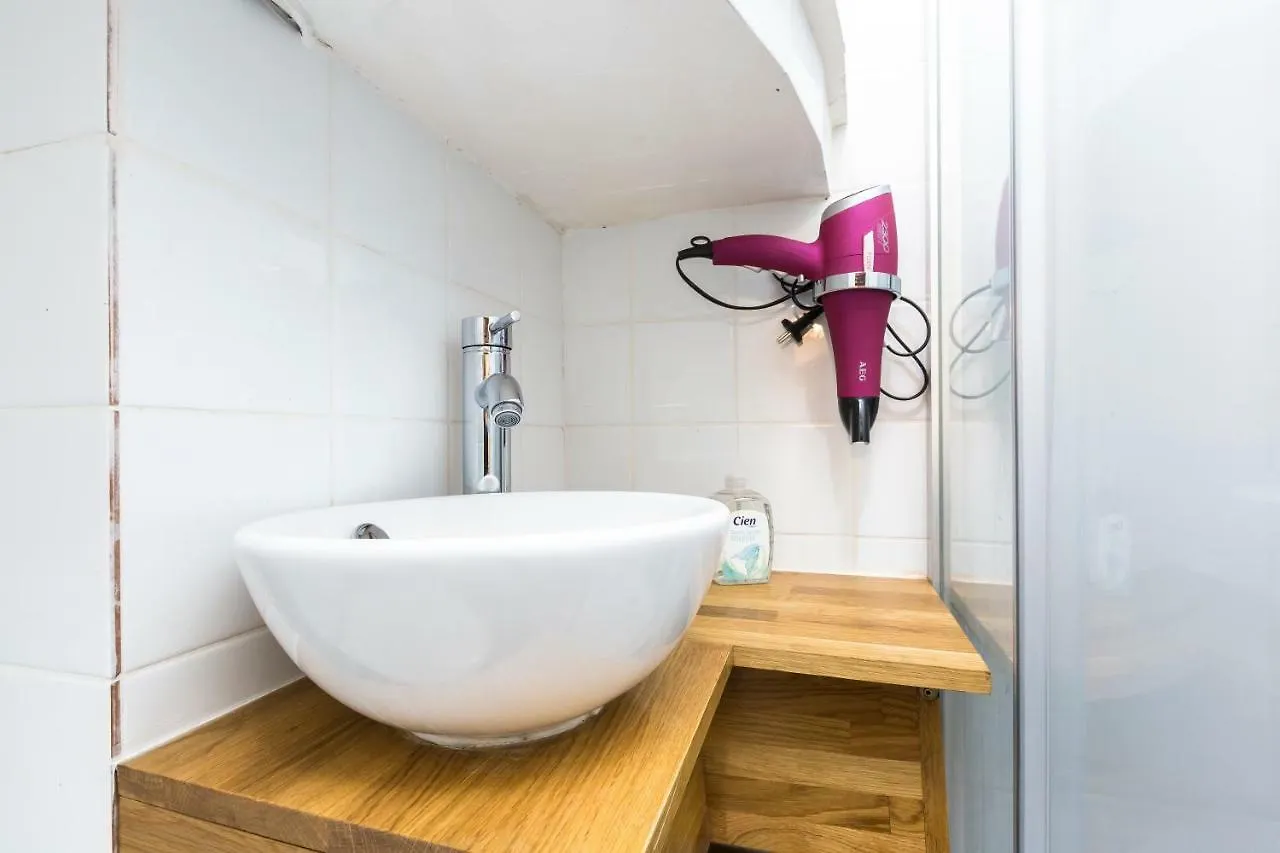 Charming 20m² Near Le Marais باريس